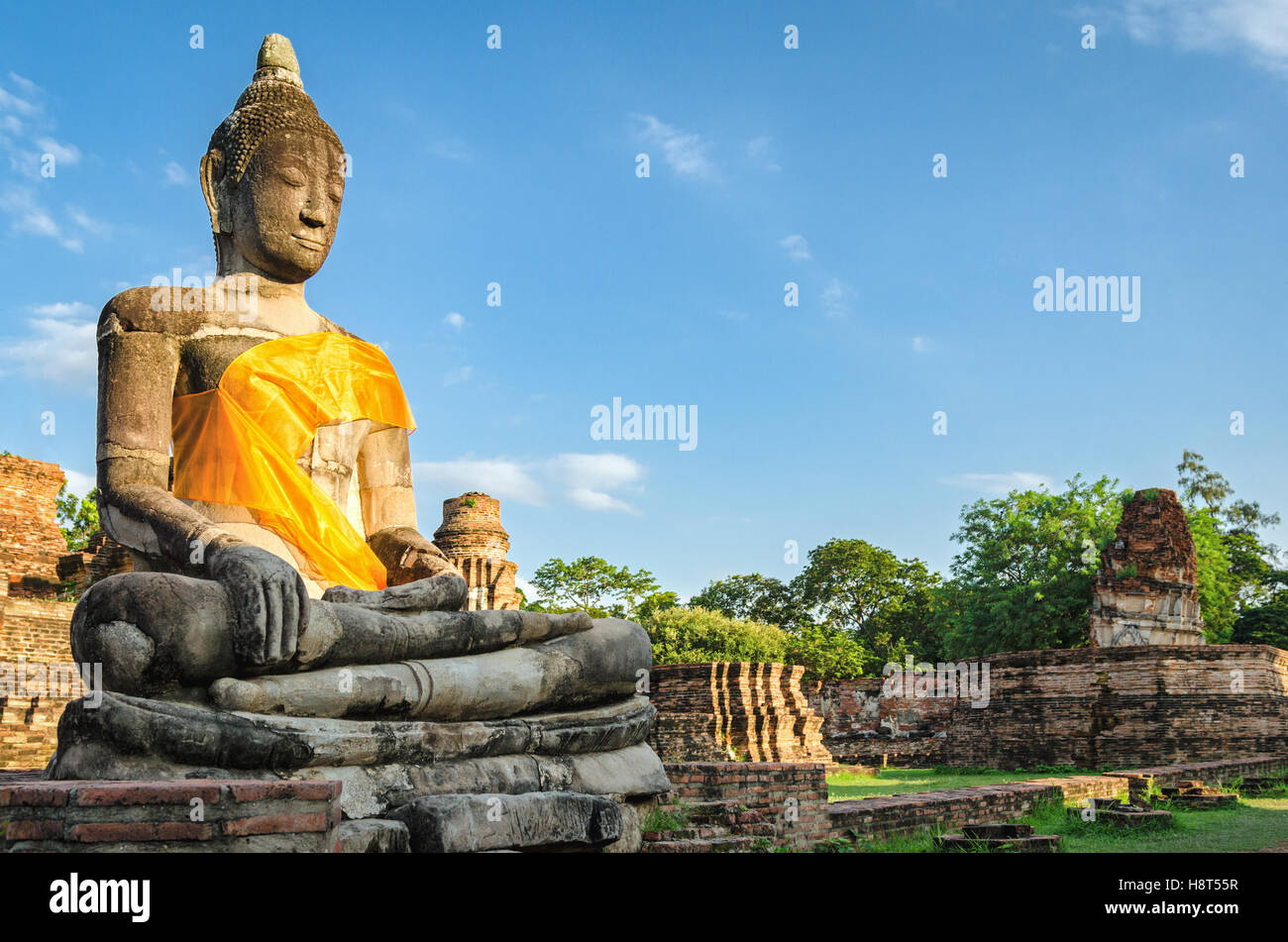 Ayutthaya (Thailand), riesige Buddha-Statue in einem alten Tempelruinen Stockfoto