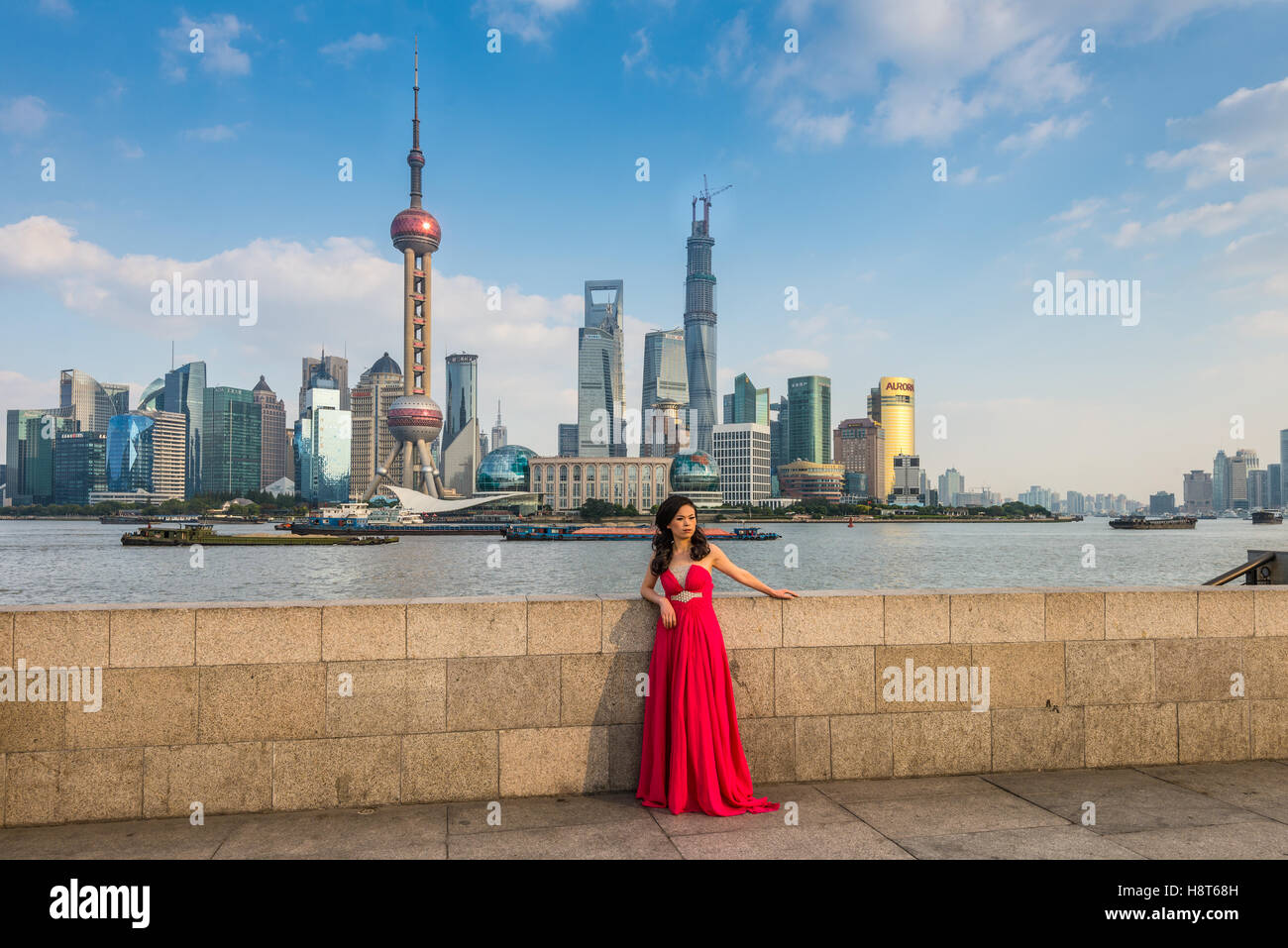 Chinesische Frau in einem langen roten Kleid auf den Bund Stockfoto