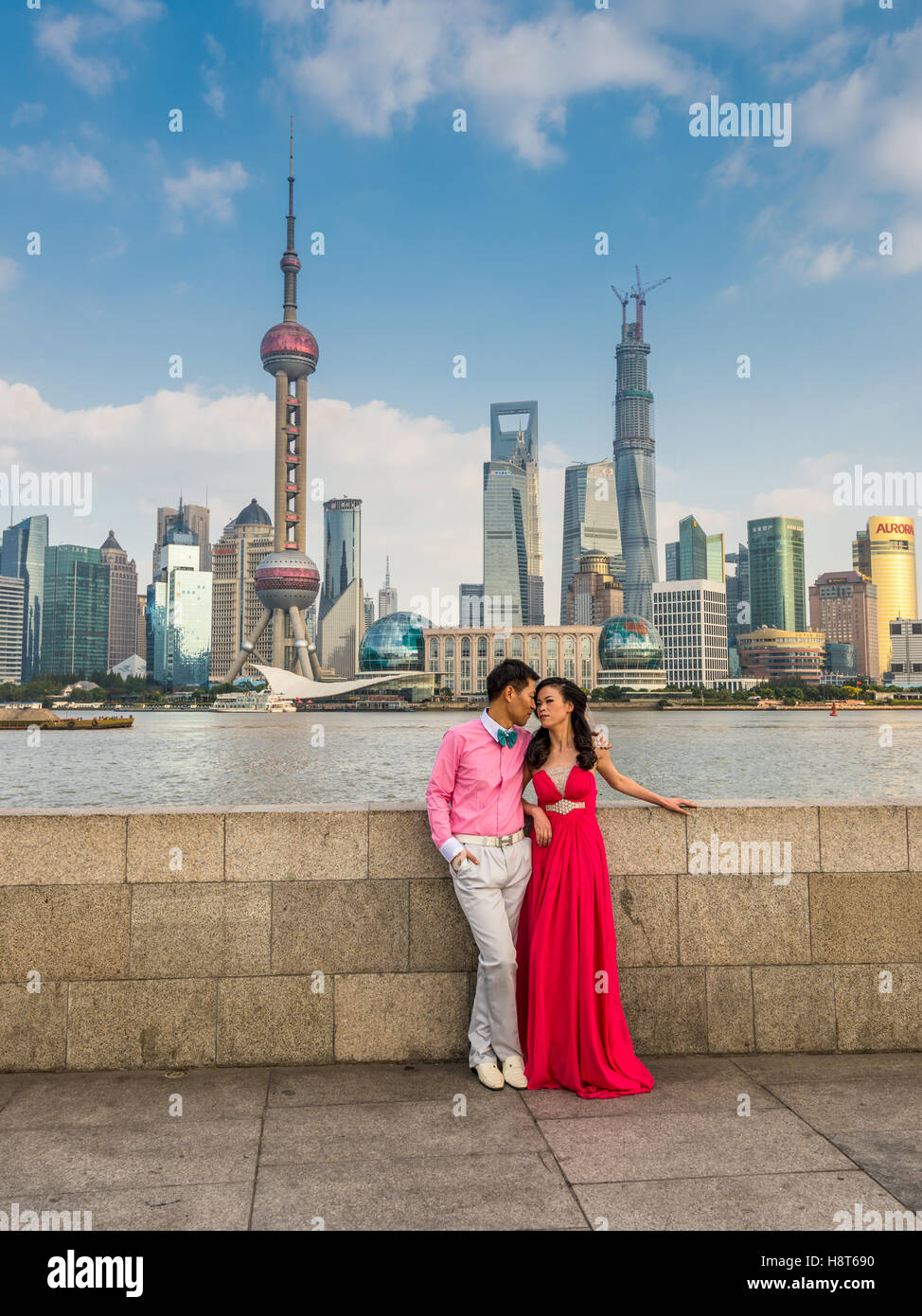 Chinesisches Ehepaar an den Bund und die Skyline der modernen Stadt Stockfoto