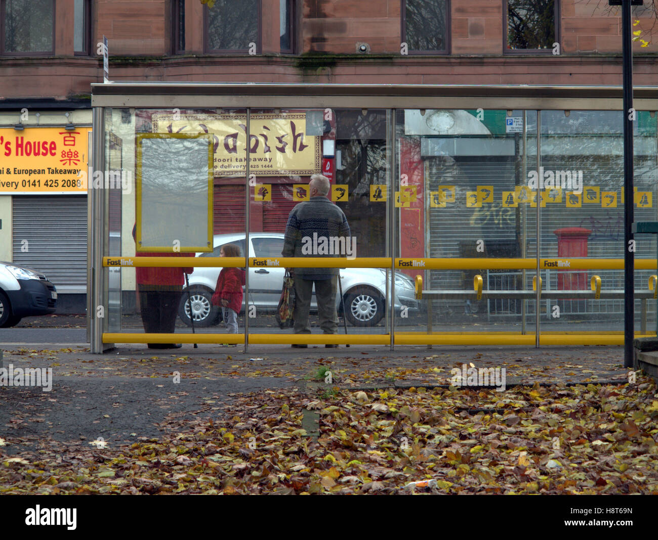 Mann Frau Kind Bushaltestelle Govan Bereich Glasgow Stockfoto
