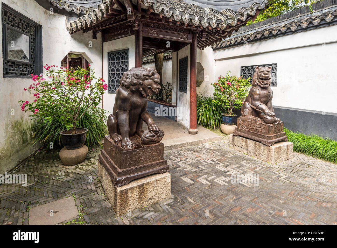 Alte Eisen Statue eines Löwen im Garten des Glücks (Yu-Garten), Shanghai, China Stockfoto