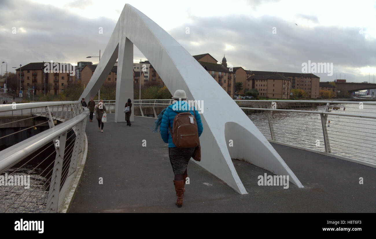 Wellenlinie Brücke Fluss Clyde Glasgow Stockfoto