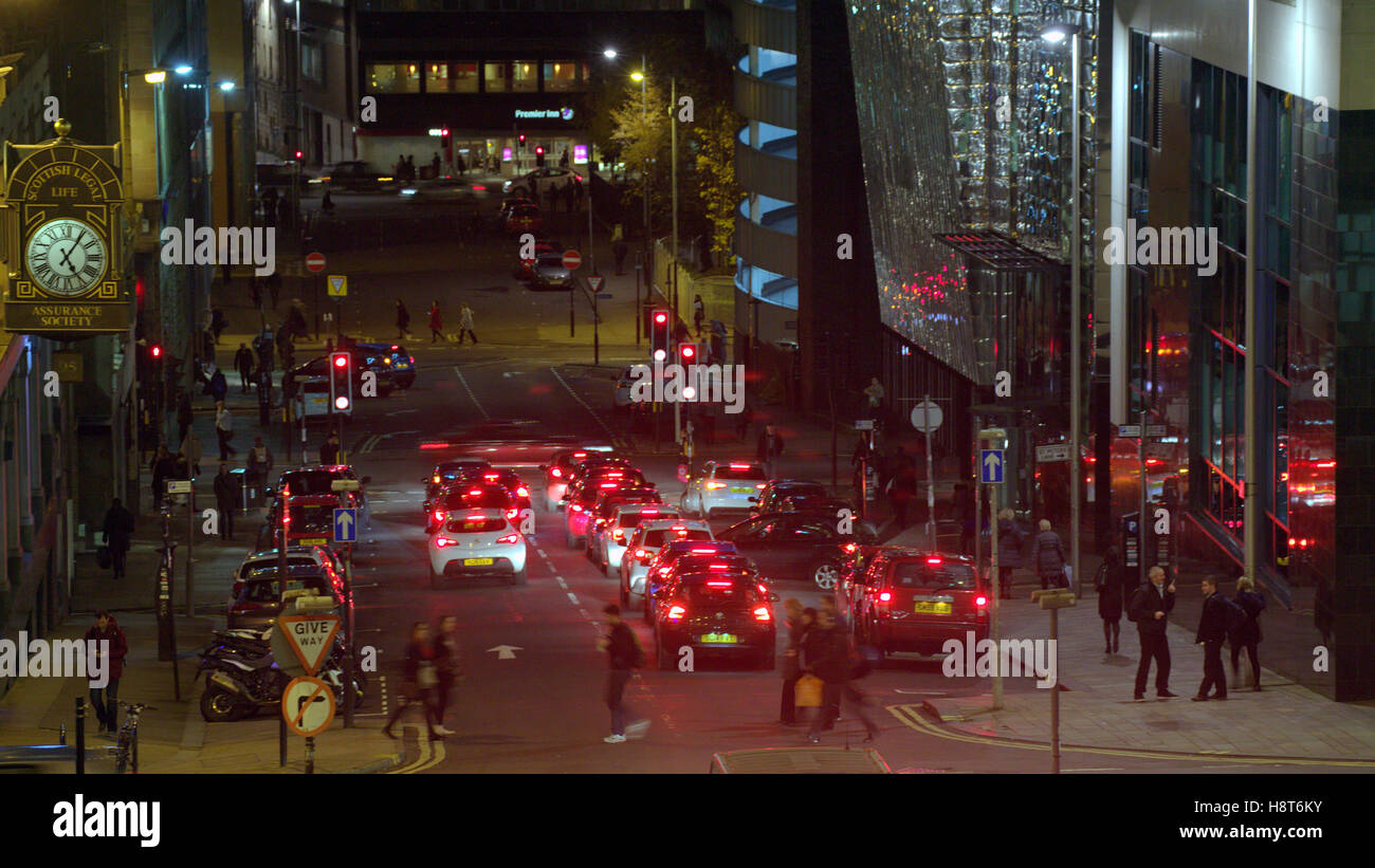 Schwere Nacht Verkehr Glasgow City Centre Hauptverkehrszeit Büroangestellte Stockfoto