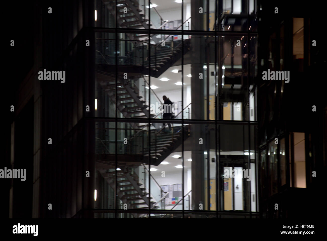 nachts nach Stunden Büro Glas Treppen Silhouetten Stockfoto