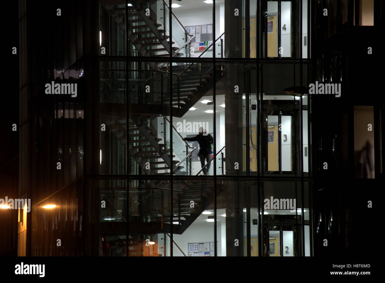 nachts nach Stunden Büro Glas Treppen Silhouetten Stockfoto