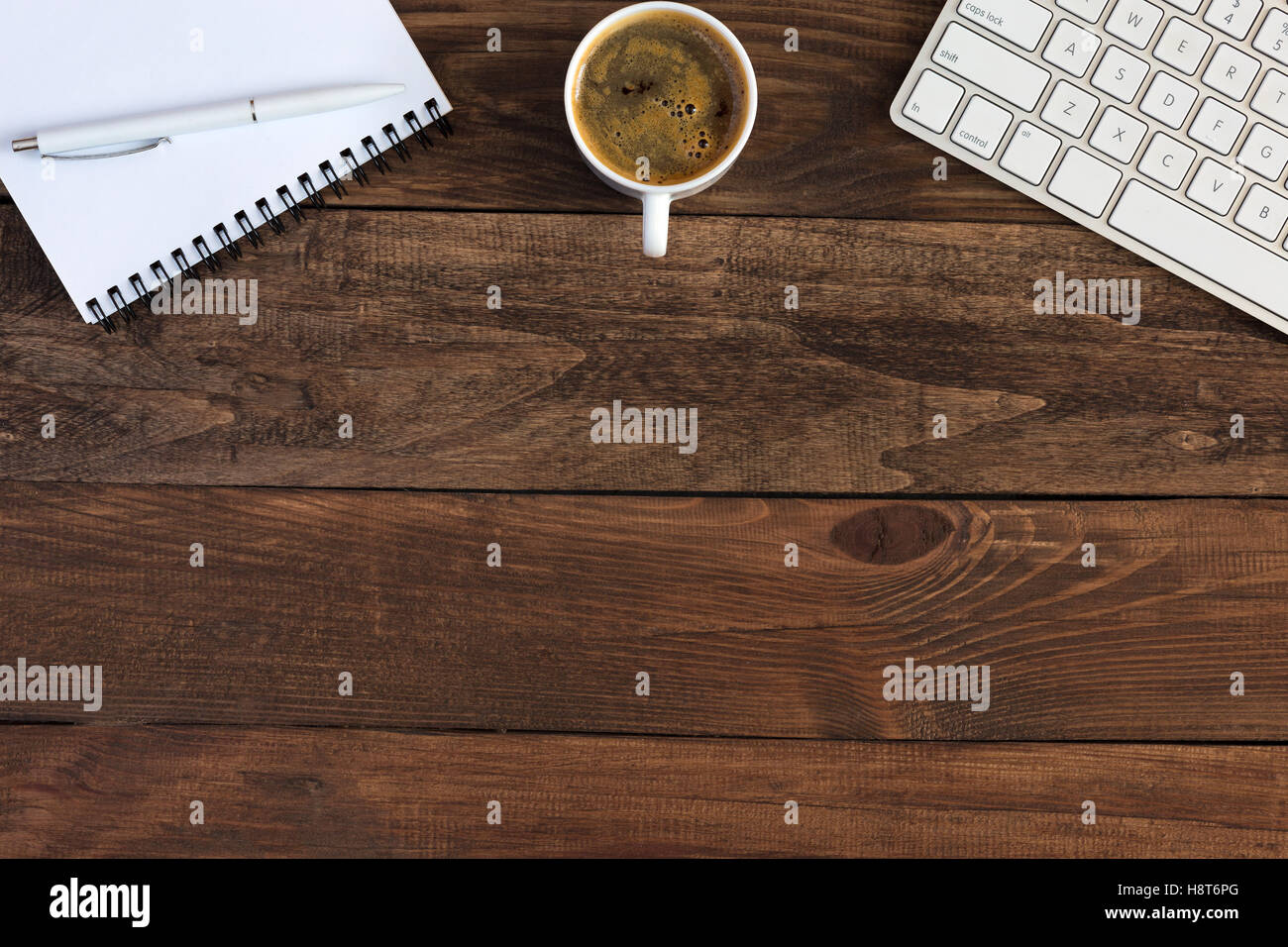 Draufsicht aus Holz Schreibtisch mit Elektronik Briefpapier und Kaffee Stockfoto