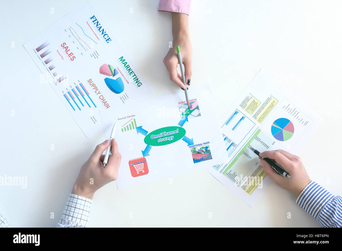 Draufsicht des Business-Meeting mit Diagrammen auf weißen Schreibtisch Stockfoto