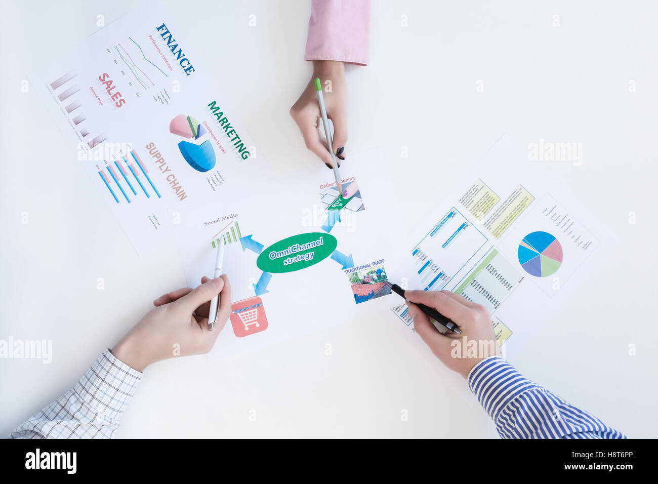 Gruppe von Geschäftsleuten diskutieren Strategie Draufsicht Stockfoto