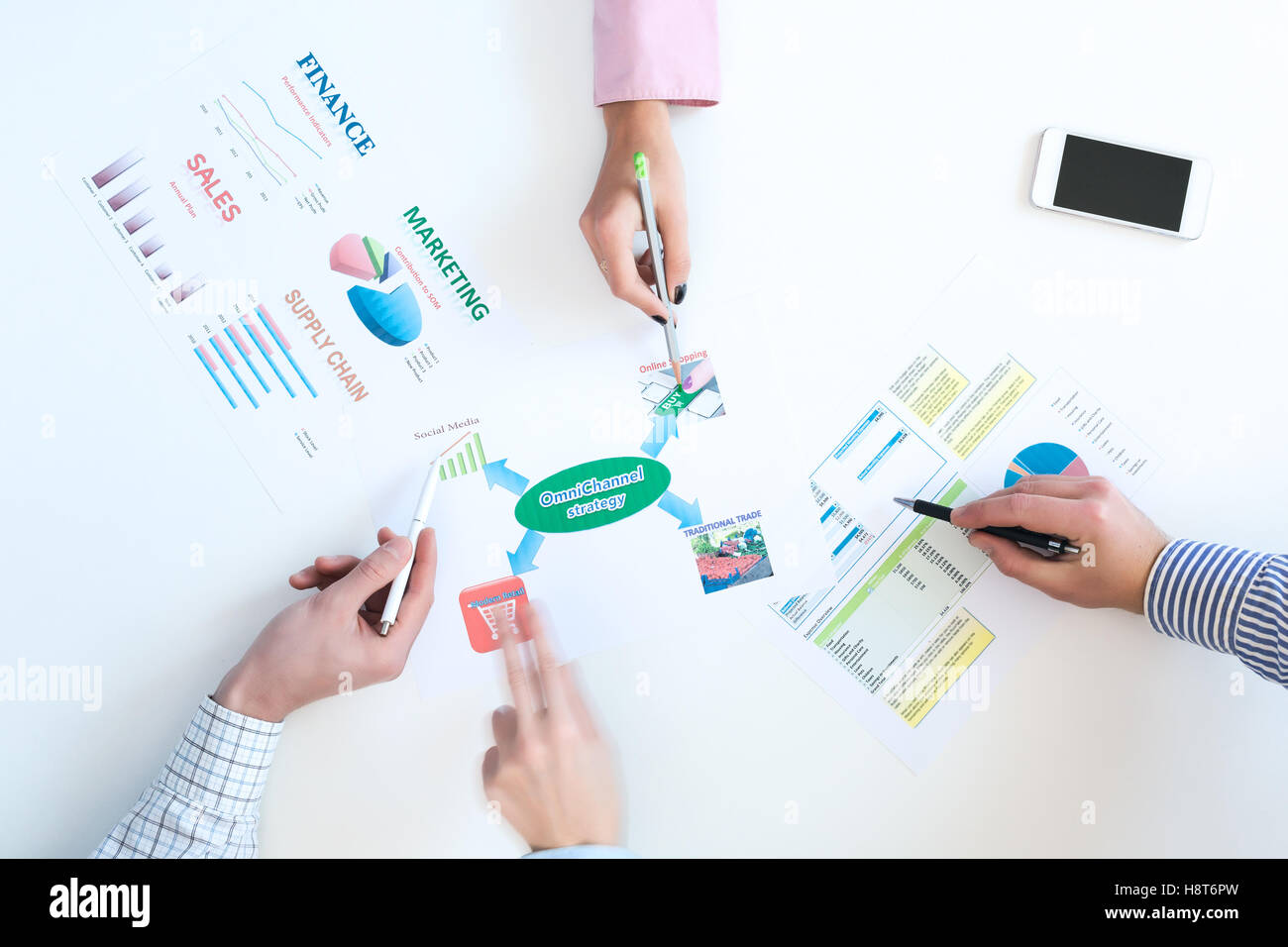 Draufsicht des Business-Meeting mit Diagrammen auf weißen Schreibtisch Stockfoto