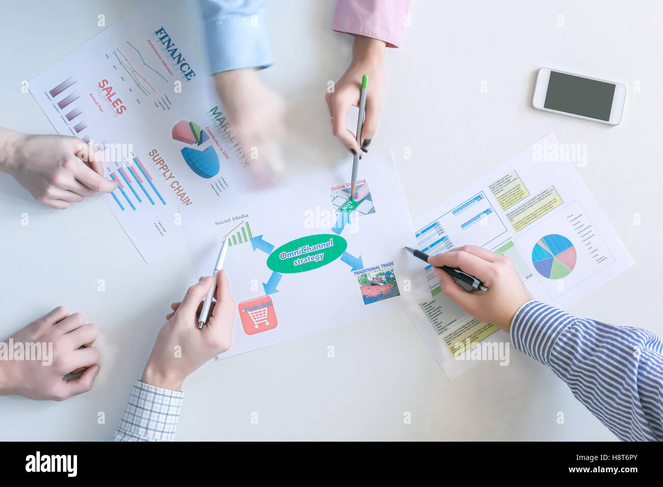 Heißen Business Diskussion über White Table Top View Stockfoto