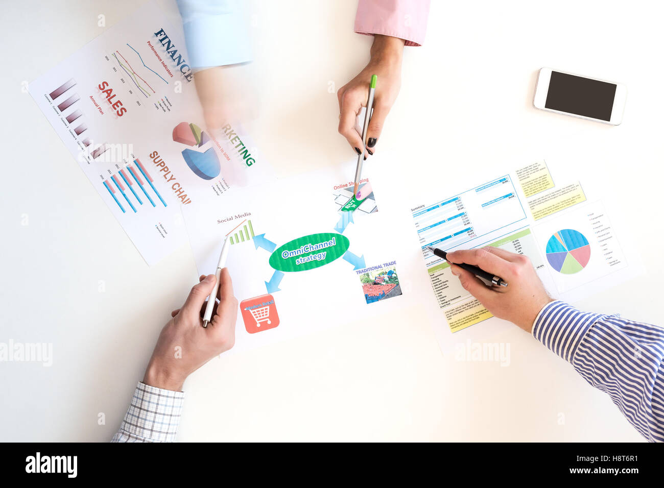 Draufsicht des Business-Meeting mit Diagrammen auf weißen Schreibtisch Stockfoto