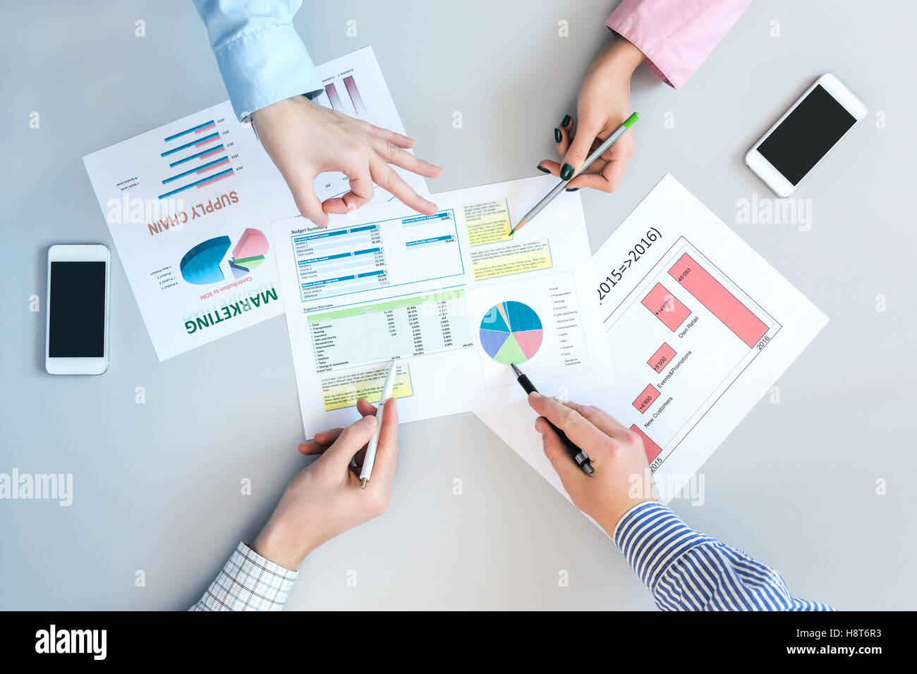 Obere Ansicht der Business-Meeting mit Diagrammen auf grauen Schreibtisch Stockfoto