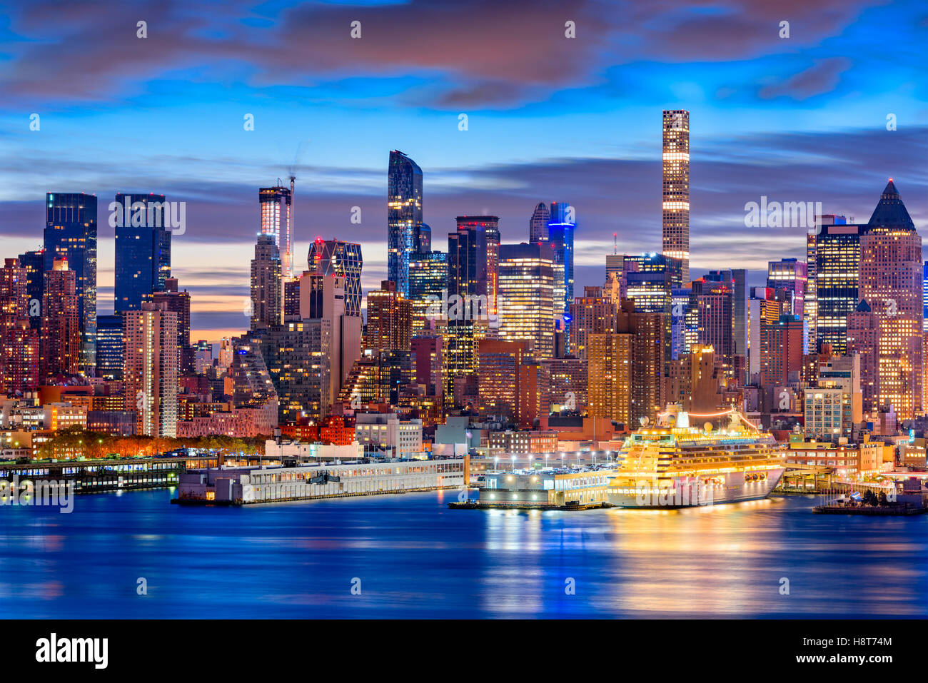 New Yorker Skyline in Midtown Manhattan in der Dämmerung. Stockfoto