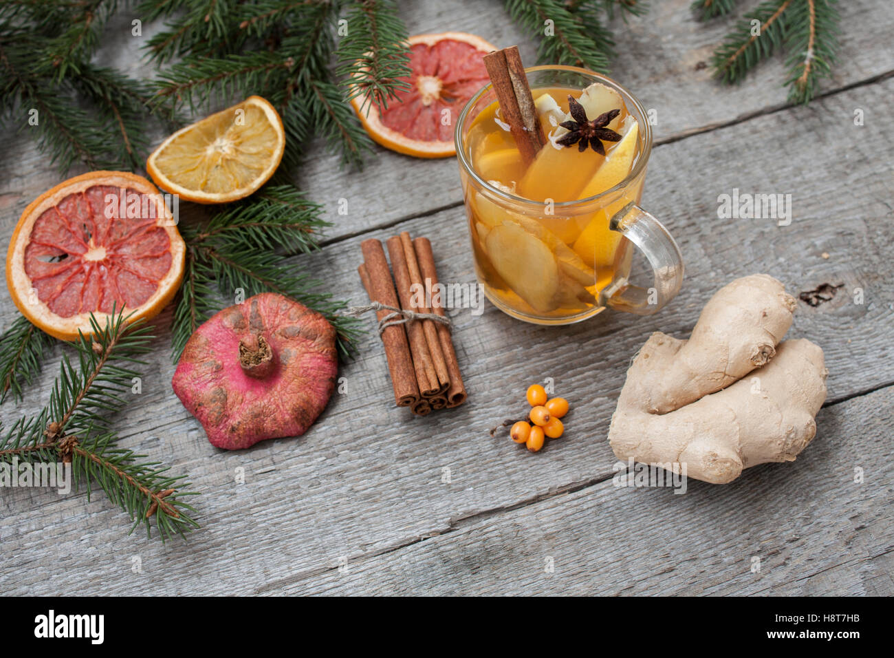 Weihnachten-Komposition. Fichte Zweige, Zuckerstange, Erwärmung Tee mit Ingwer und Zitrone, getrockneten Orangen, Grapefruit, Zimt, sta Stockfoto
