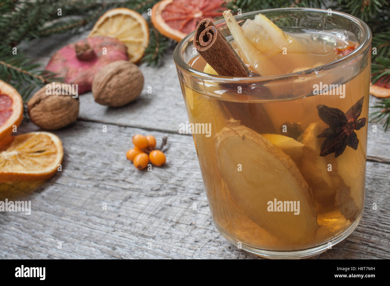 Weihnachten-Komposition. Fichte Zweige, Zuckerstange, Erwärmung Tee mit Ingwer und Zitrone, getrockneten Orangen, Grapefruit, Zimt Stockfoto