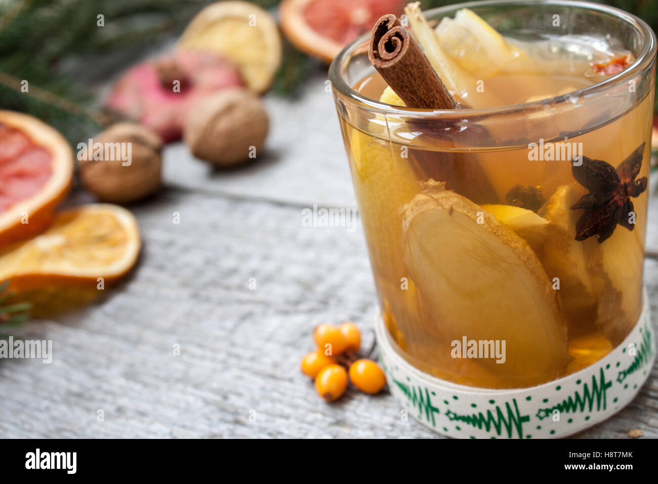 Weihnachten-Komposition. Fichte Zweige, Zuckerstange, Erwärmung Tee mit Ingwer und Zitrone, getrockneten Orangen, Grapefruit, Zimt, Stockfoto