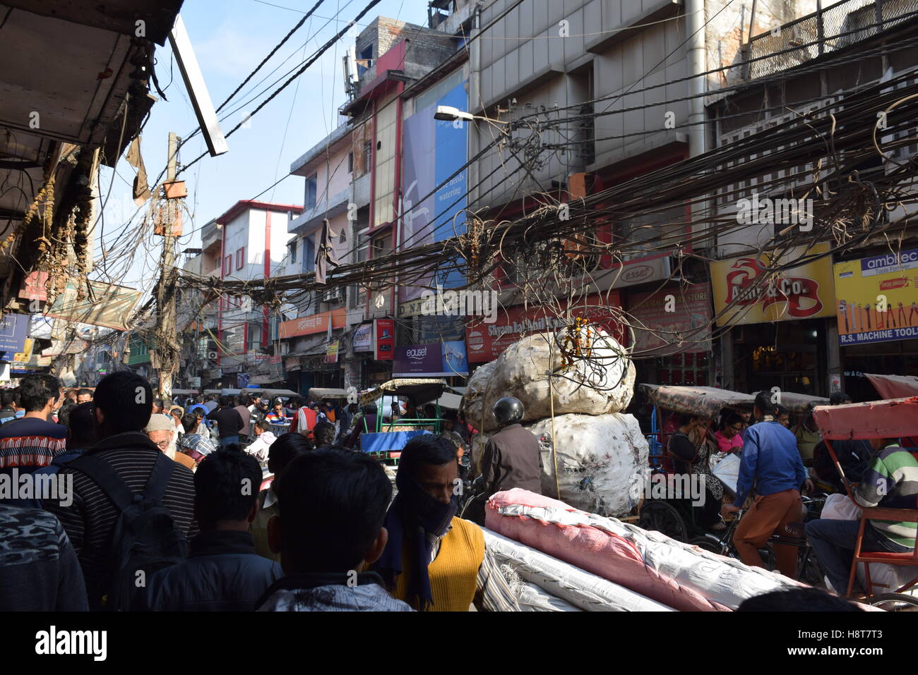Inder in der geschäftigen und belebten Gegend von chandni Chowk im alten Teil von Delhi, Indien Stockfoto