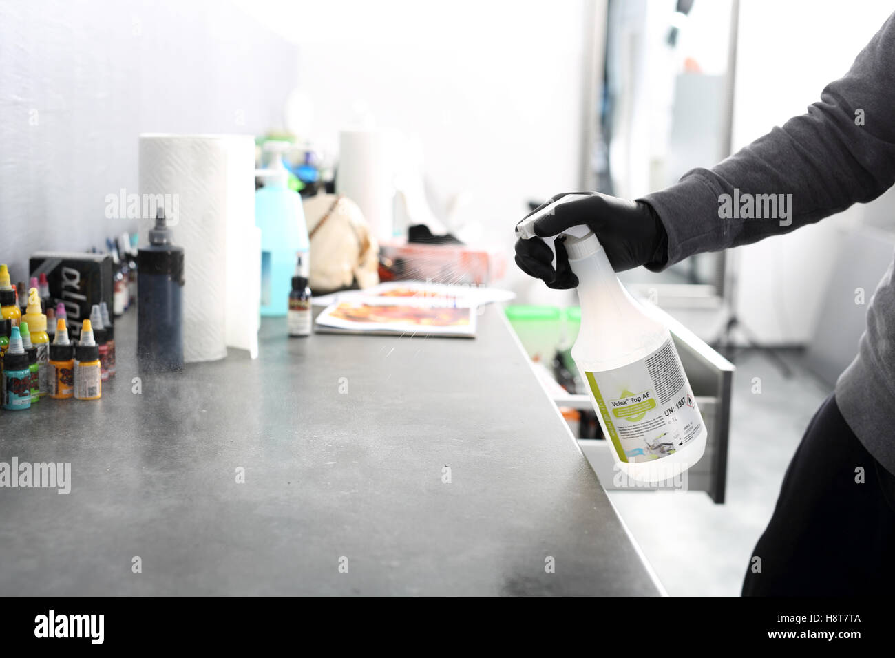 Hygiene und Prävention TattooStudio. DesinfektionArbeitsplatz in der