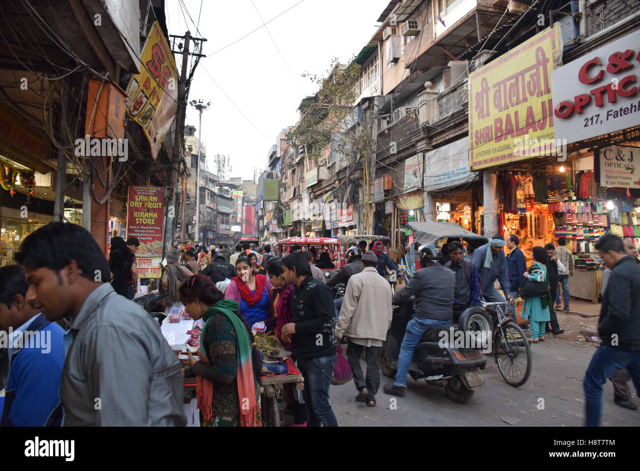 Indische Menschen in der belebten Gegend von chandni Chowk, den alten Teil von Delhi, Indien Stockfoto