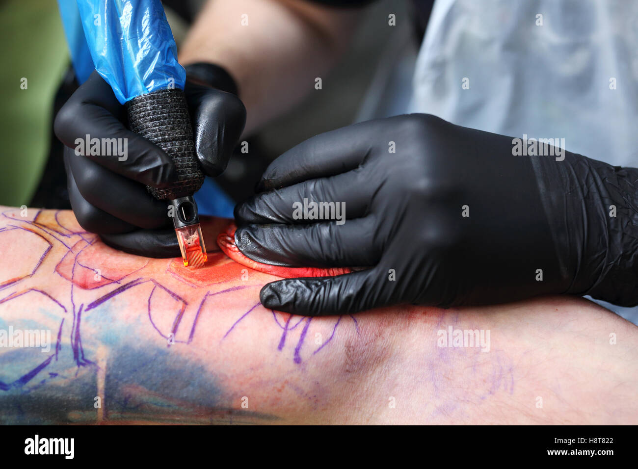 Tatoo auf der Schulter. Große Farb-Tattoo. Tattoo-Künstler Stockfoto