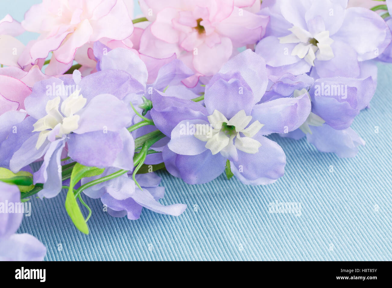 Rosa Stoffblumen auf Tuch Hintergrund, Nahaufnahme Bild. Stockfoto