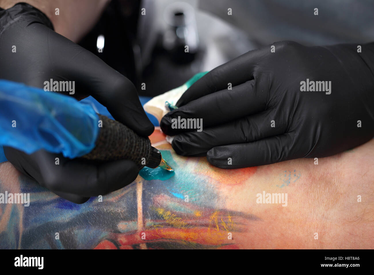 Tattoomaschine. Tätowierer Tätowierung Farbe Tätowierung auf seiner Hand Stockfoto