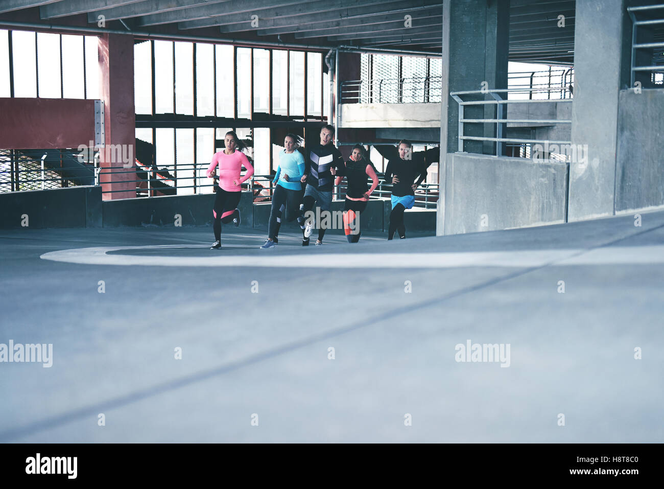 Gruppe von Sportlerinnen und Sportlern training am Sportplatz und ausgeführt. Stockfoto