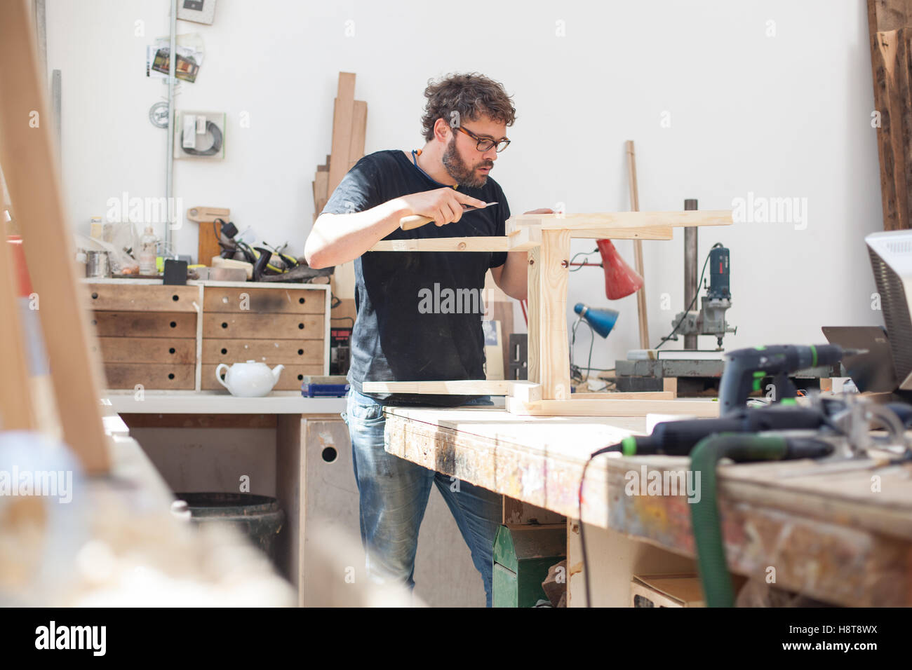 In seiner Werkstatt arbeiten Designer Möbelhersteller Stockfoto
