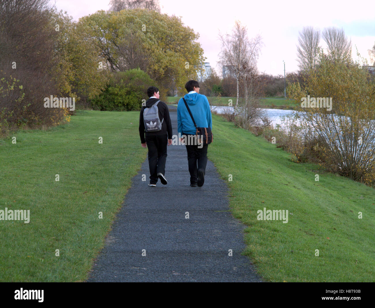 zwei jungen Schülerinnen und Schüler auf einen Abschleppwagen zu Fuß Weg Stockfoto