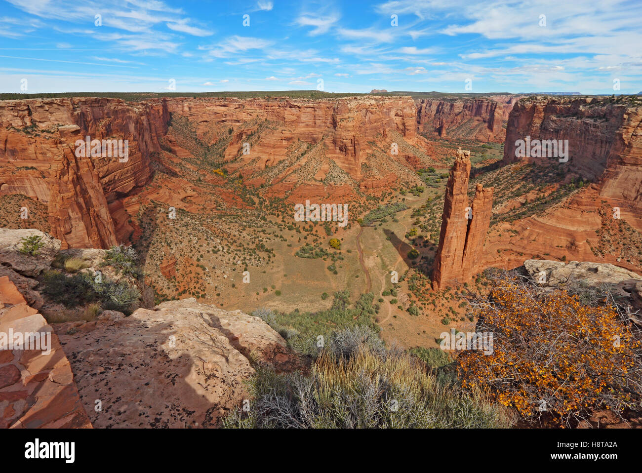 Der rote Sandstein-Turm der Spider Rock am Canyon de Chelly National Monument in der Navajo Nation in der Nähe von Chinle, Arizona Stockfoto