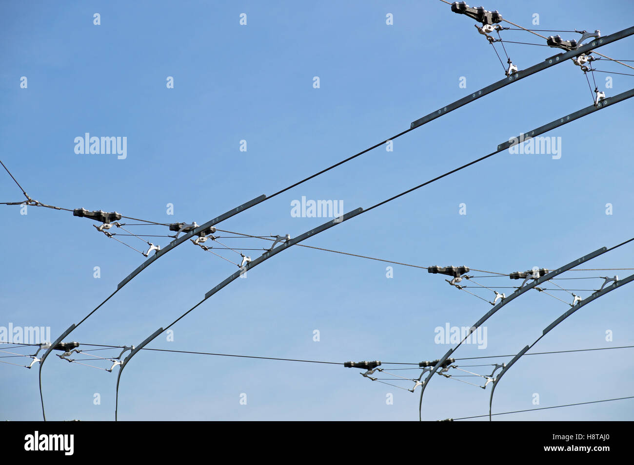 Straßenbahn-Drähte mit blauem Himmelshintergrund Stockfoto