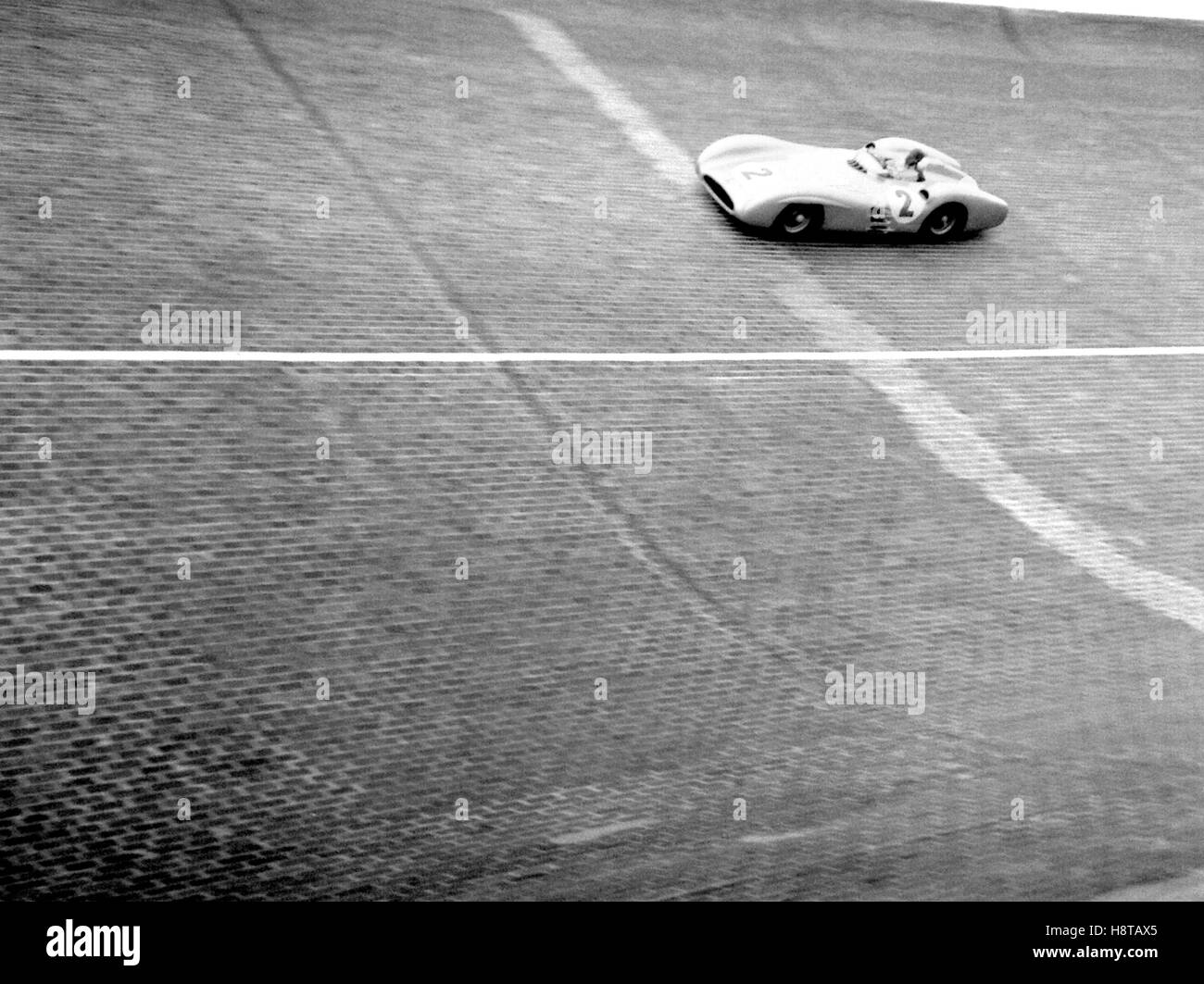 1954 BERLIN GP FANGIO MERCEDES STROMLINIENWAGEN AUF NORDWAND BANKING 2 Stockfoto