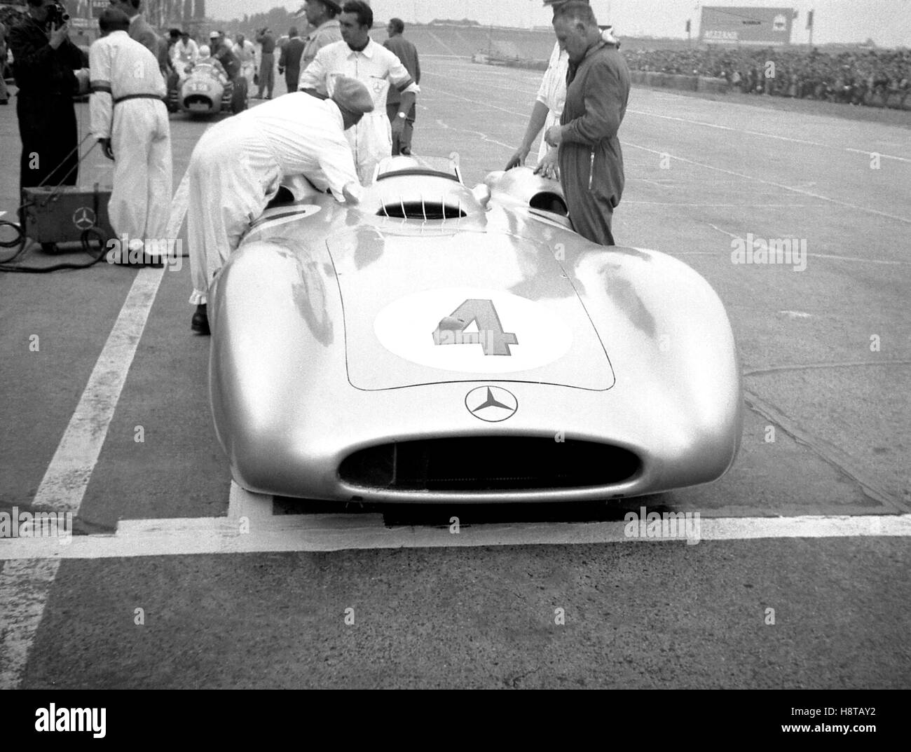 1954 BERLIN GP KLING MERCEDES STROMLINIENWAGEN PRE-START Stockfoto