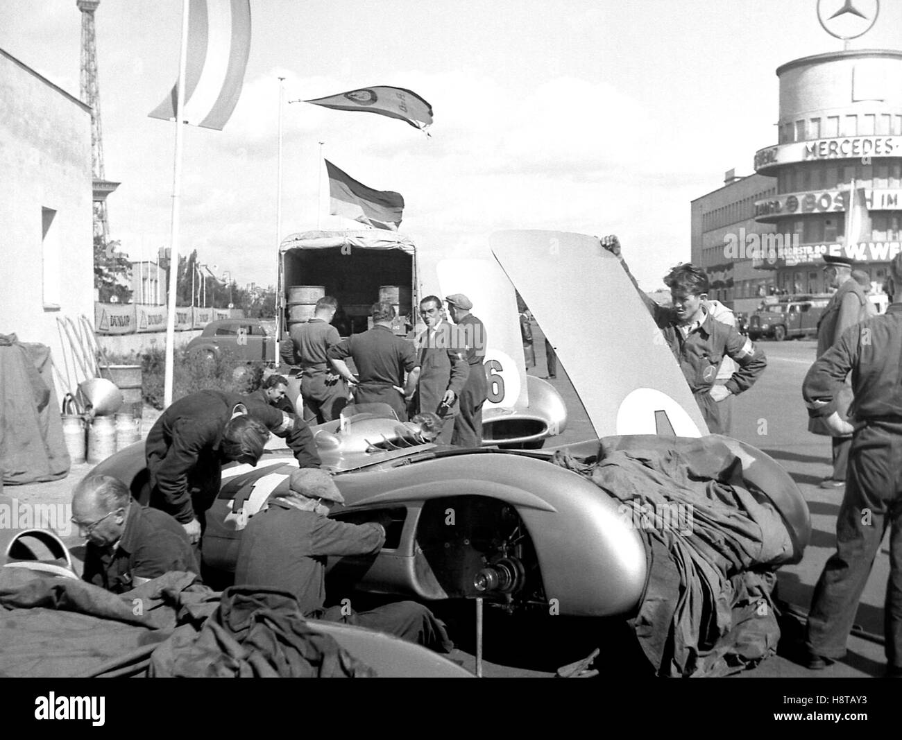 1954 BERLIN GP KLING MERCEDES BENZ W196 STROMLINIENWAGEN PRE RENNVORBEREITUNG Stockfoto