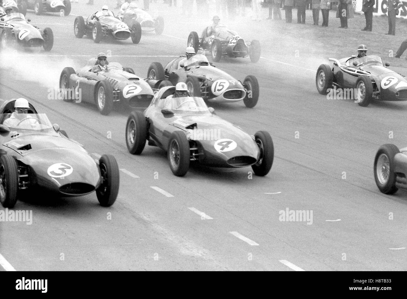 1956 MAI SILVERSTONE STARTEN VANWALLS MOSS SCHELL COLLINS LANCIA FERRARI ETC. Stockfoto
