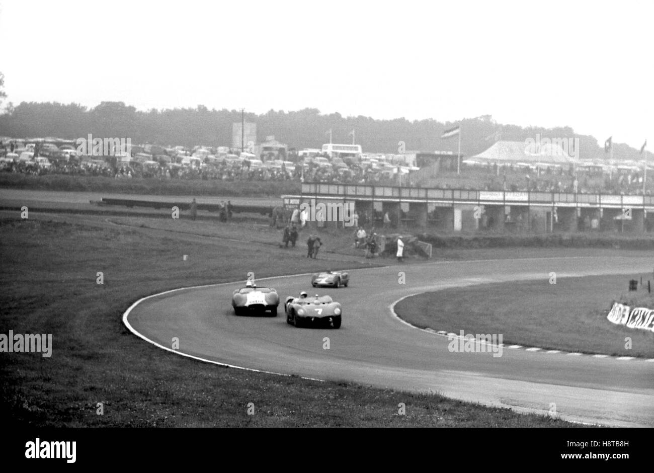 1962 FÜHRT WACHEN TROPHY FERRARI LISTER ELVA IN SOUTH BANK BEND Stockfoto