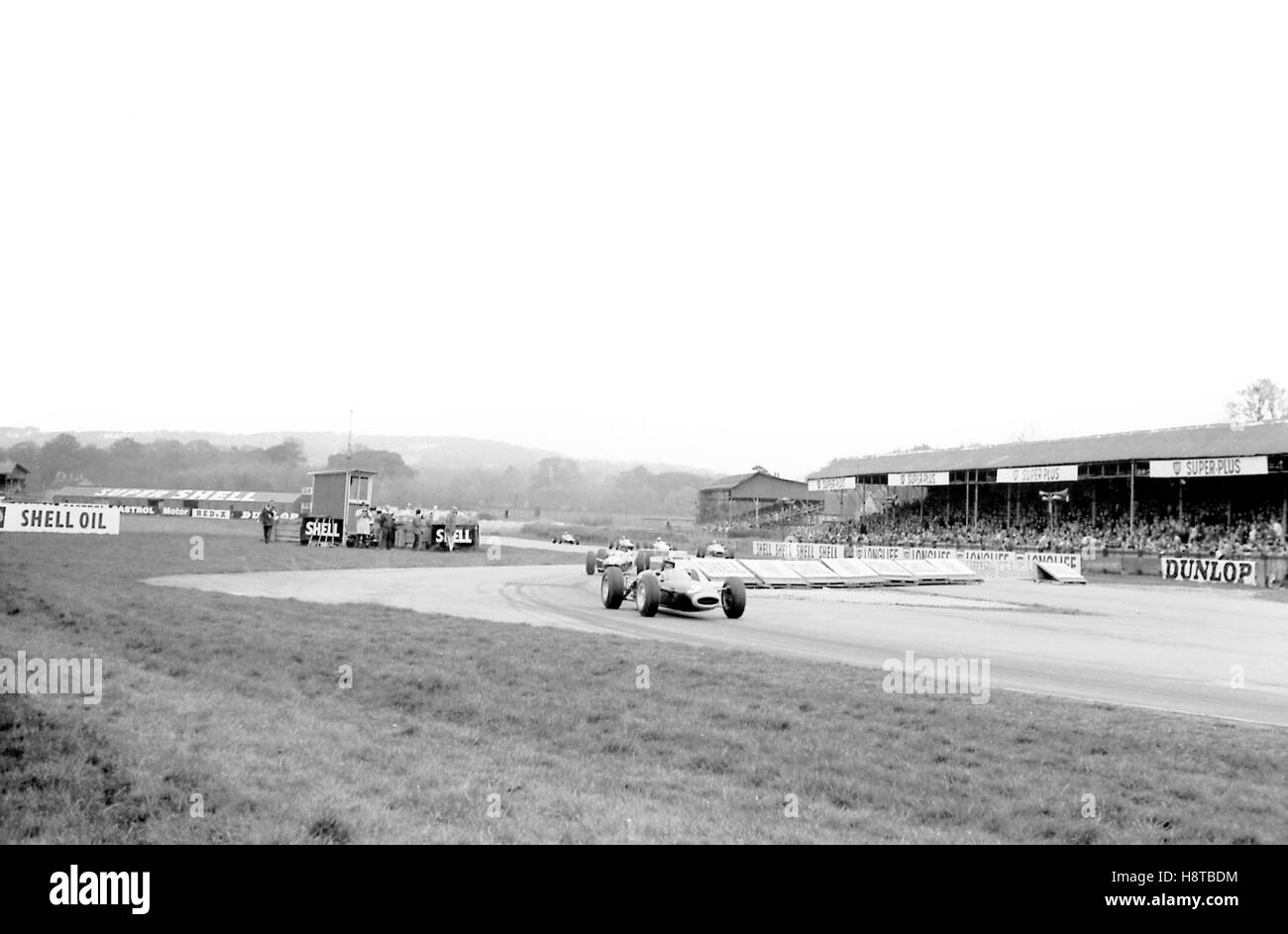 1964 GOODWOOD RACE SCHIKANE G. HILL BRM FÜHRT 2 Stockfoto