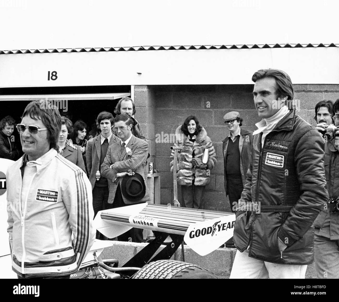 1975 BRITISCHER GP BERNIE ECCLESTONE REUTEMANN VORBEREITEN, KÖNIGLICHE GRÜßE Stockfoto
