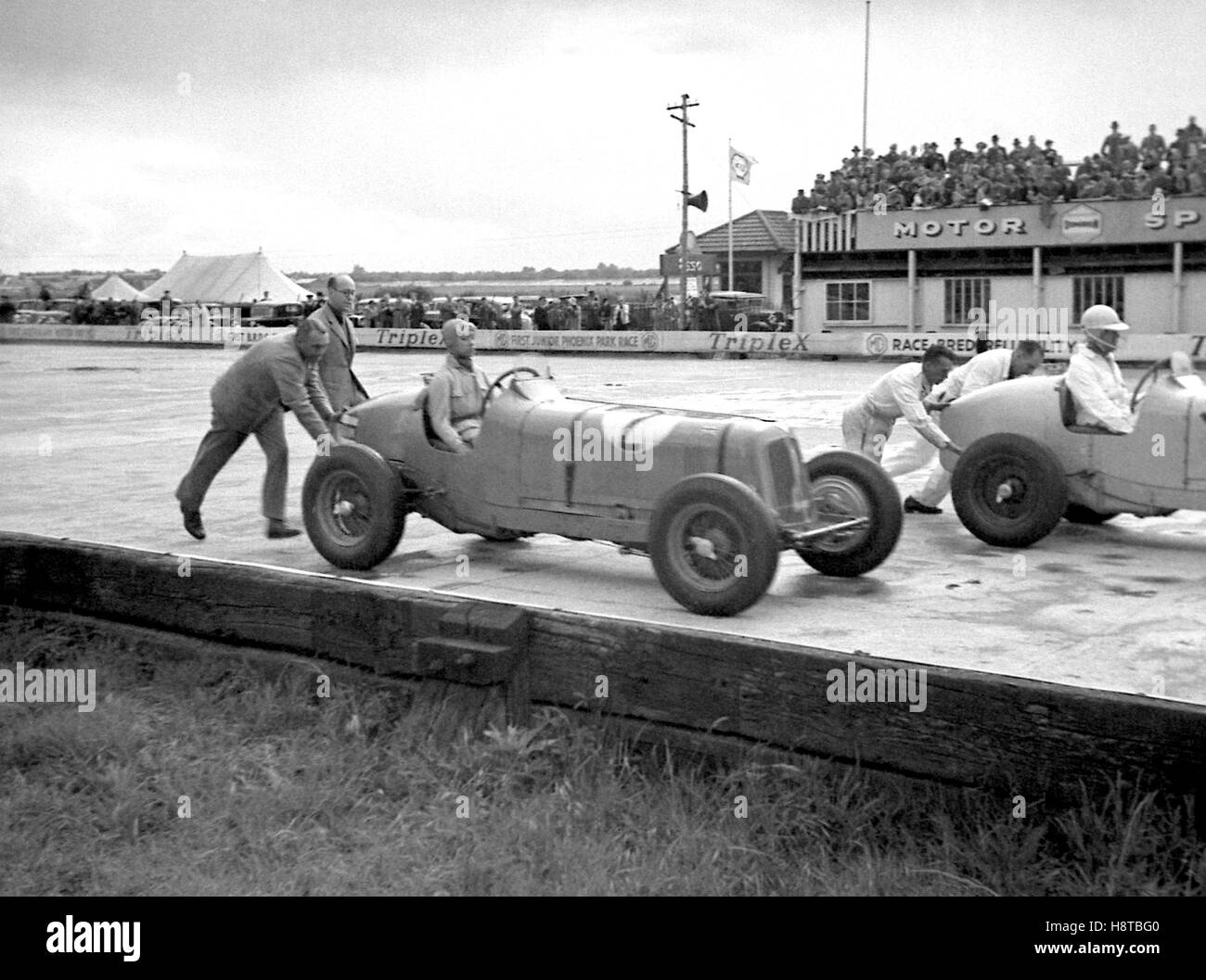 BROOKLANDS BIRA SHURA RAHM ÄRA GONNA START Stockfoto