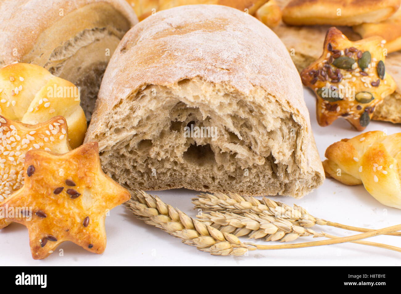 Geformte Brot und Gebäck auf den Tisch Stockfoto