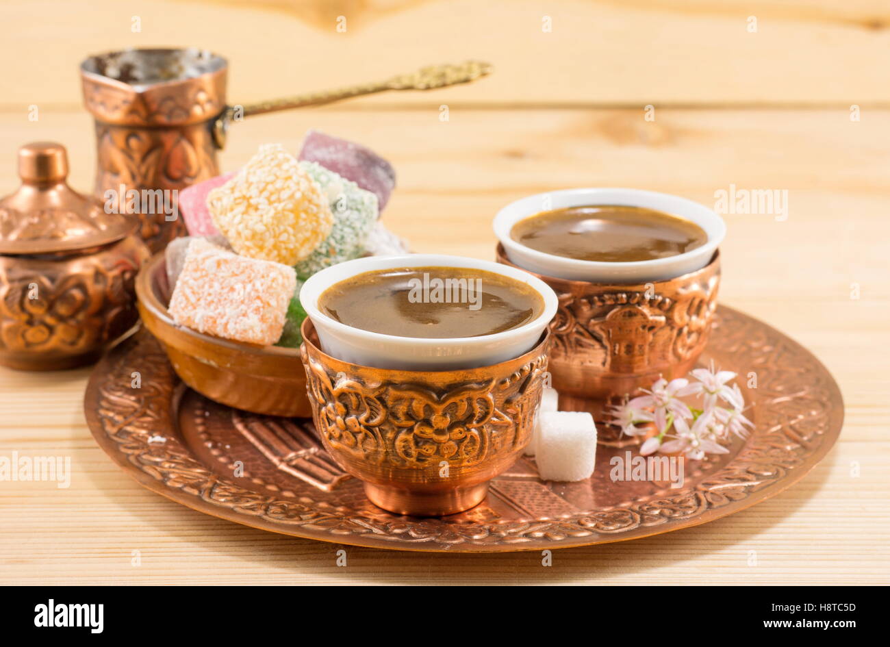 Kaffee und Turkish Delight in Kupfer Küchenutensilien Stockfoto