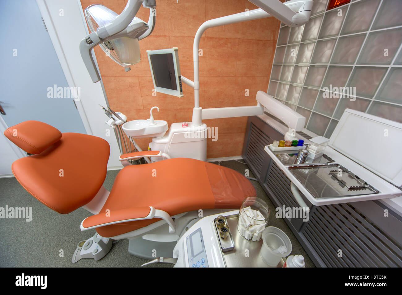 Blick auf Geräte in der modernen Zahnarztpraxis Stockfoto