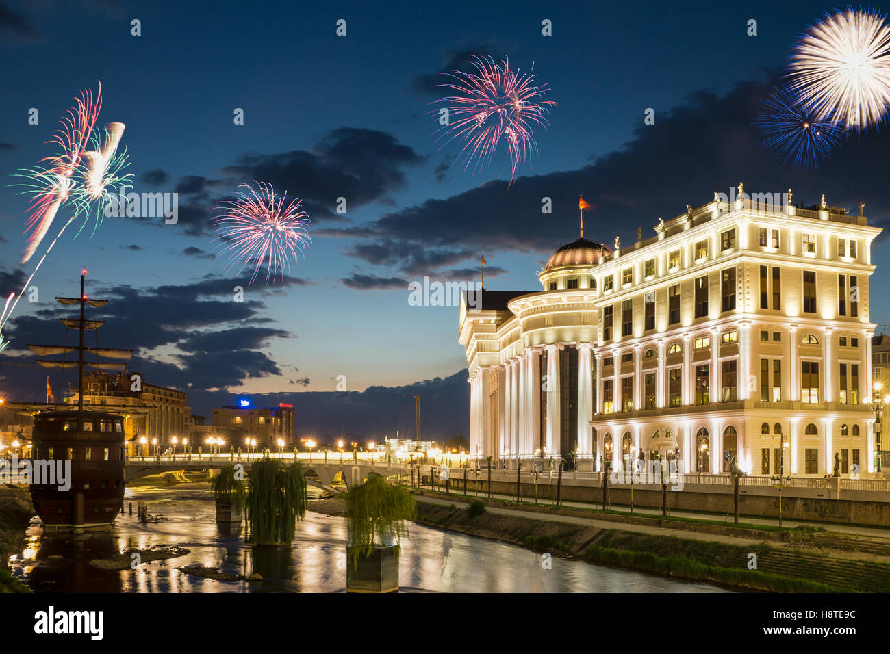 Feuerwerk über Skopje. New Years Eve in Mazedonien Stockfoto