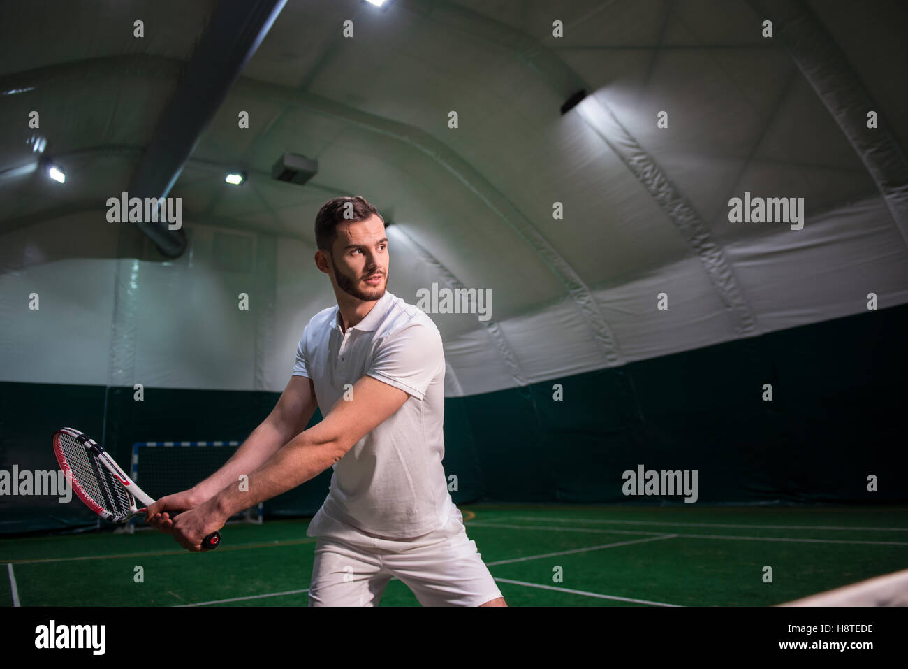 Professionelle Spieler spielt Tennis in der Tennishalle Stockfoto