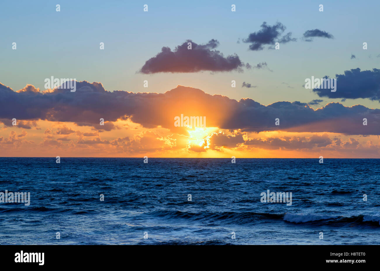 Seelandschaft, Sonnenuntergang, Wolken, Ozean, Sonnenstrahlen. Stockfoto