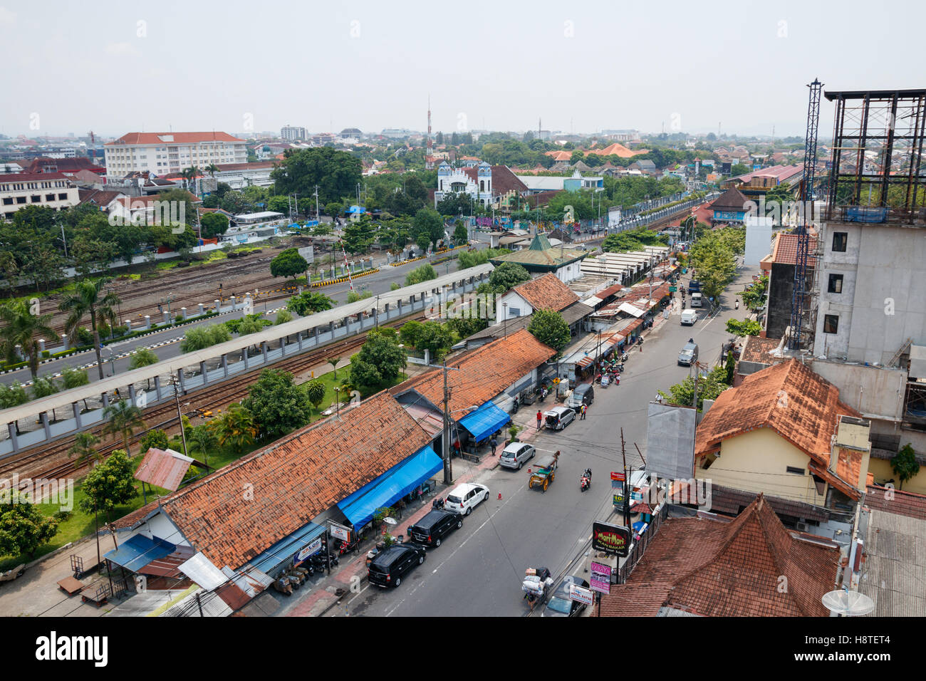 Luftaufnahme über die Eisenbahn und die Jalan Pasar Kembang, einer Straße in Yogyakarta, Indonesien Stockfoto