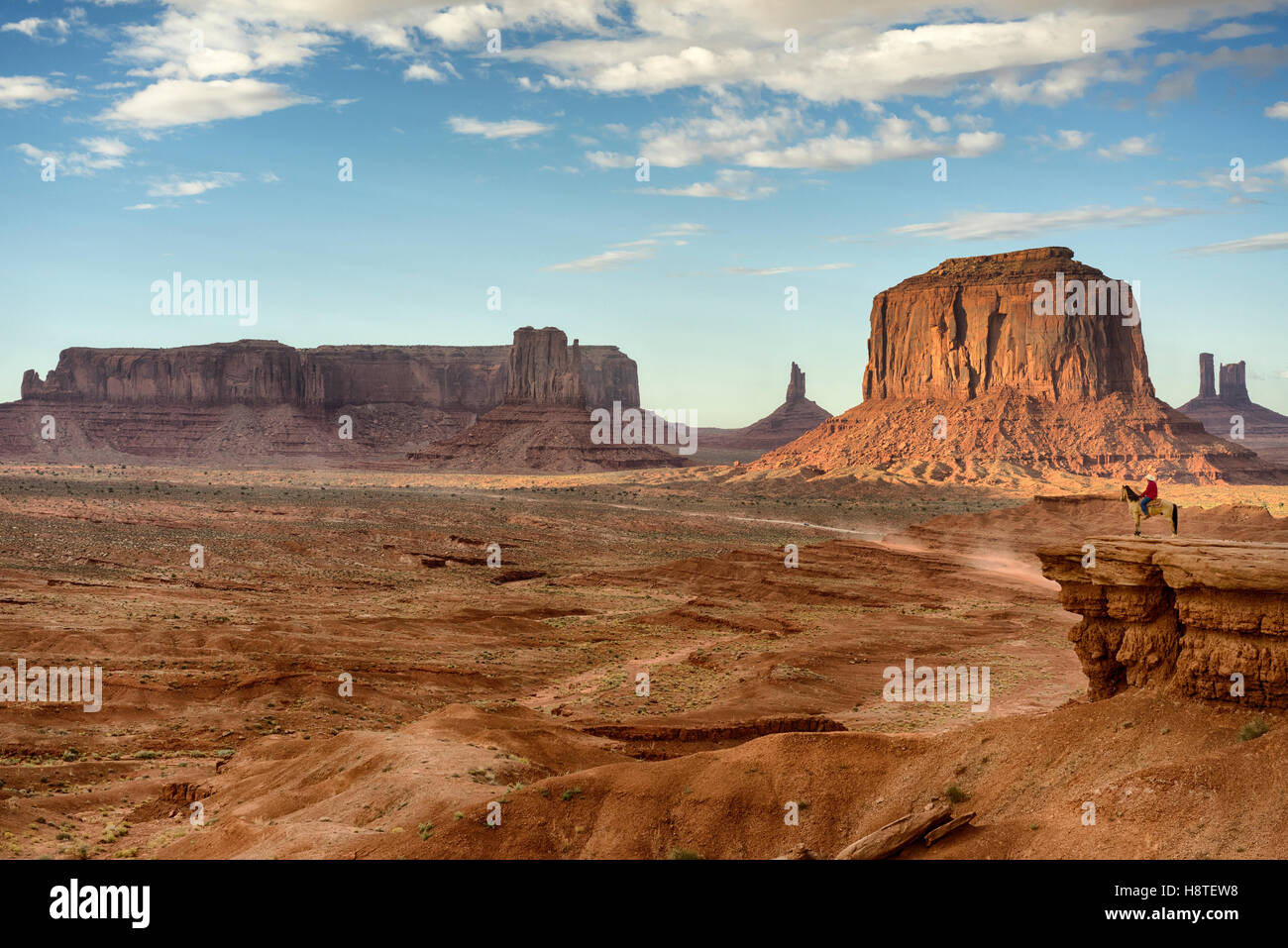 Abend im Monument Valley, Navajo Tribal Park, Colorado, USA. Navajo Reiter Wiedergabe der Spur form John Ford oder dire Stockfoto