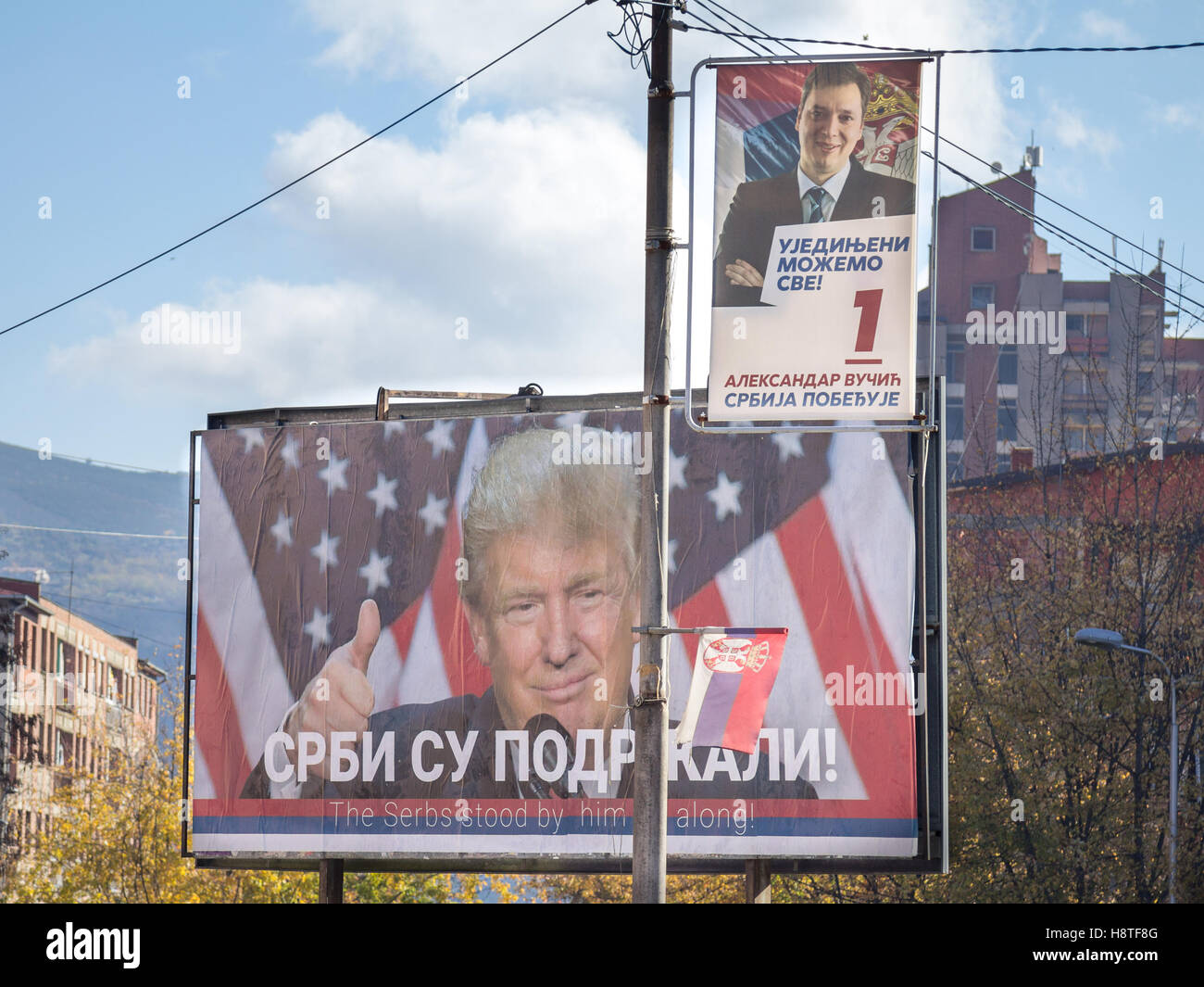Serbische Plakat Unterstützung von Donald Trump in der Nähe ein Portrait des serbischen Premierministers, Aleksandar Vucic in Mitrovica, Kosovo Stockfoto