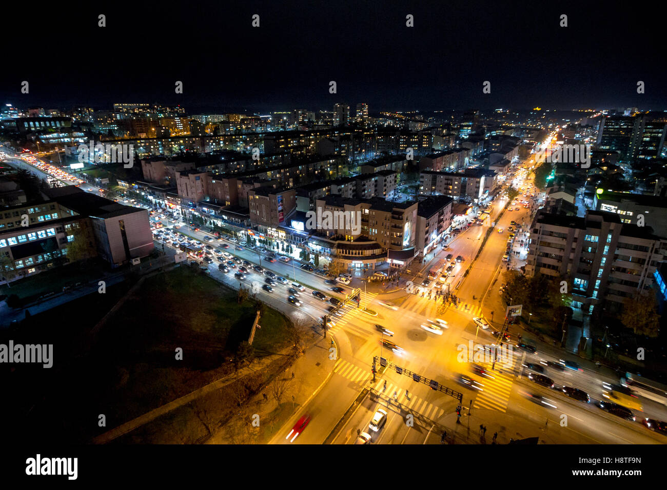 Nachtansicht von der Kreuzung zwischen Bill Clinton Boulevard / w. Boulevard in Pristina, Kosovo. Stockfoto