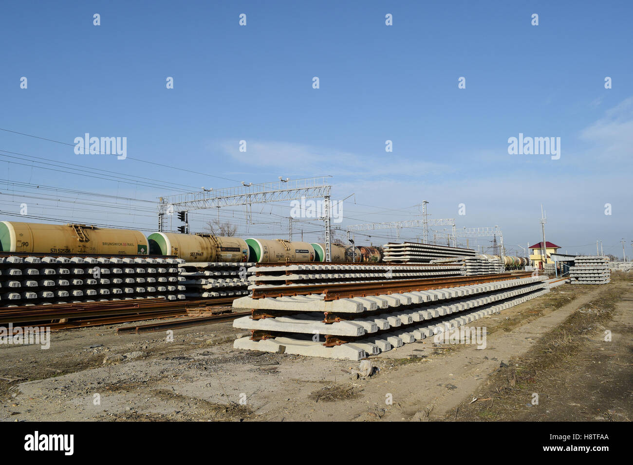 Neue Schienen und Schwellen. Die Schienen und Schwellen sind auf einander gestapelt. Renovierung der Bahn. Schiene Straße für den Zug. Stockfoto